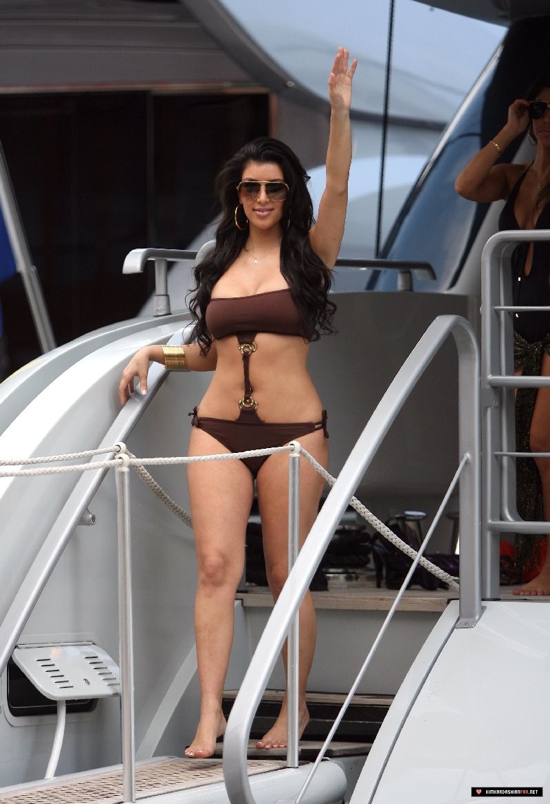 Kim_Kardashian_--_2008_l_Mix_In_Bikini_25.jpg