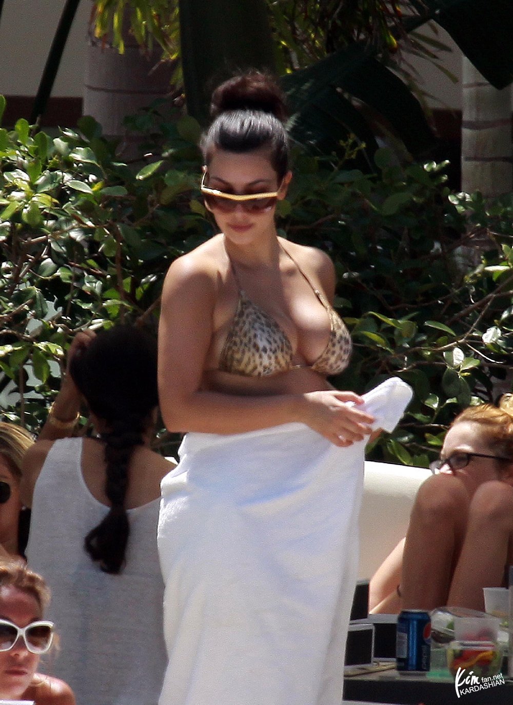 Kim_Kardashian_--_2010_l_Mix_In_Bikini_05.jpg