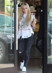 Avril Lavigne - Page 3 1yai4iwjcels_t